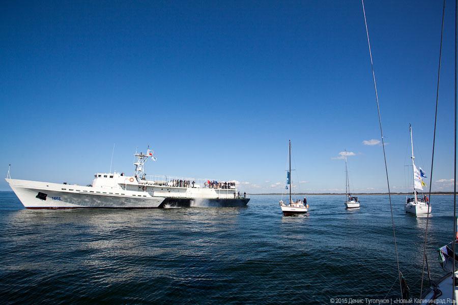 Венки на воде: калининградские яхтсмены отдали дань памяти морякам-балтийцам