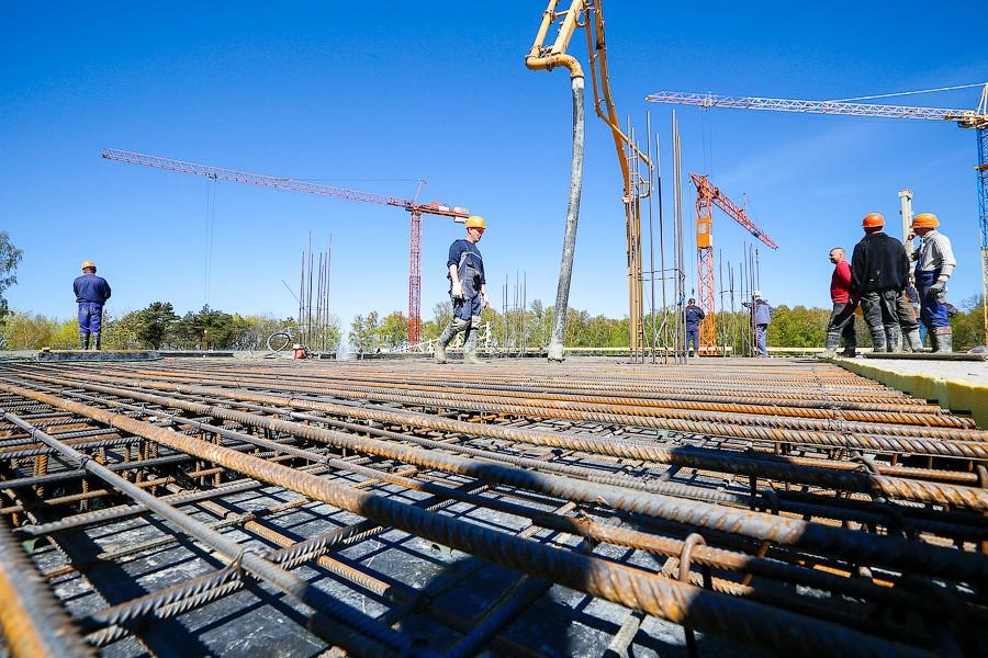 Далеко ли до Юрмалы: как губернатор Николай Цуканов стройплощадку Театра эстрады навещал