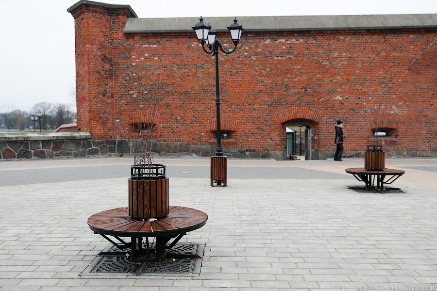 Много «курилок»: закончился монтаж новых палаток у музея Янтаря (фото)