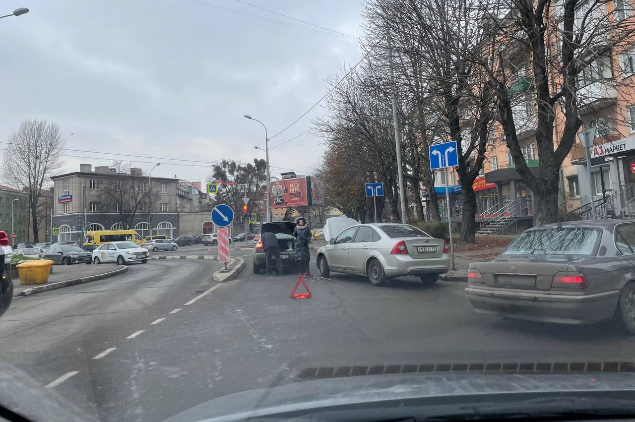 Объезжают по дворам: ДТП перекрыло выезд с Озерова на Советский (фото)