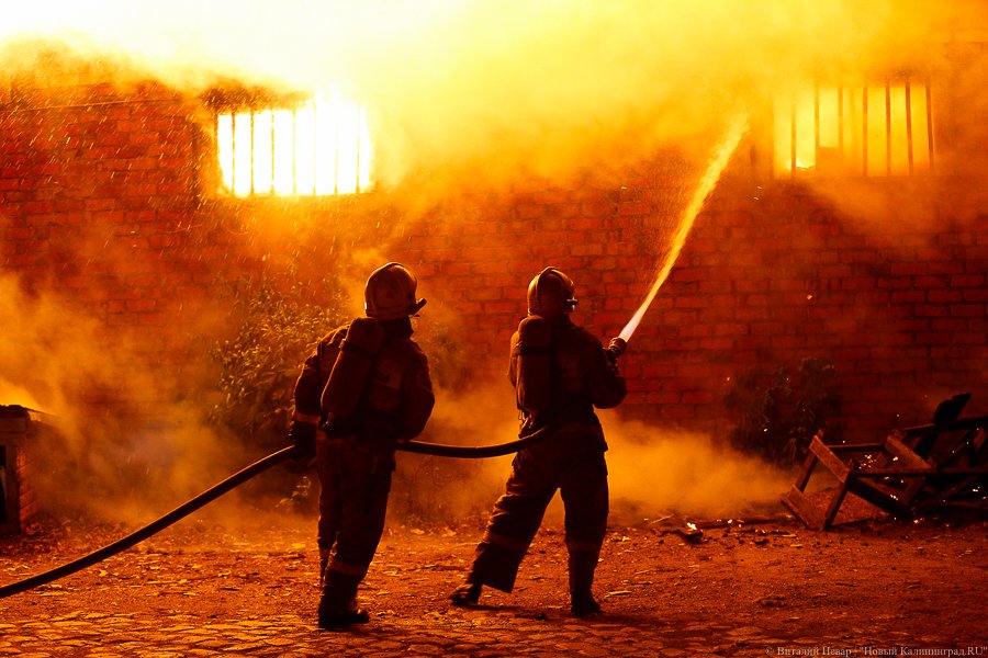 Черный четверг: пожар уничтожил склады на проспекте Калинина (фото) 
