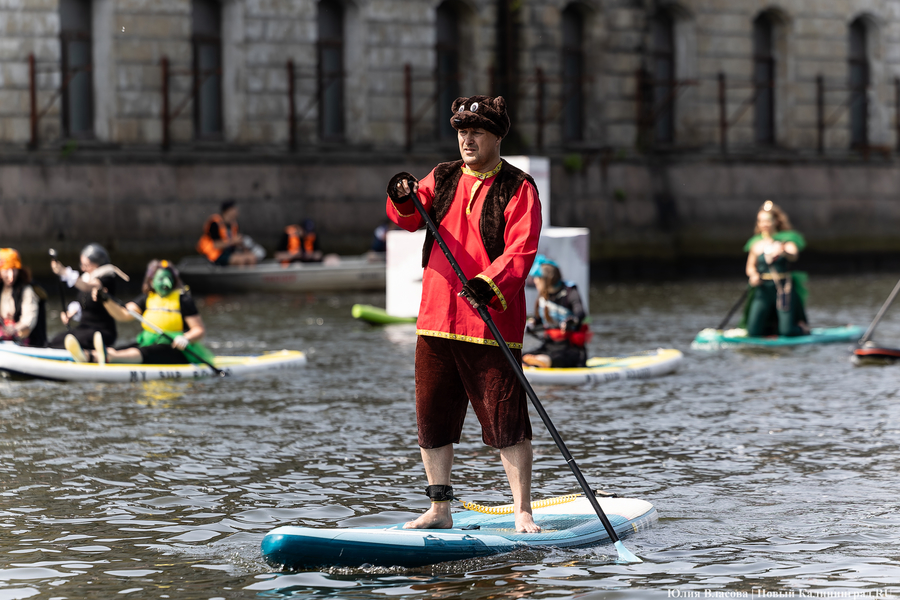 Царевны и богатыри на сапах: как в Калининграде прошёл костюмированный заплыв (фото)