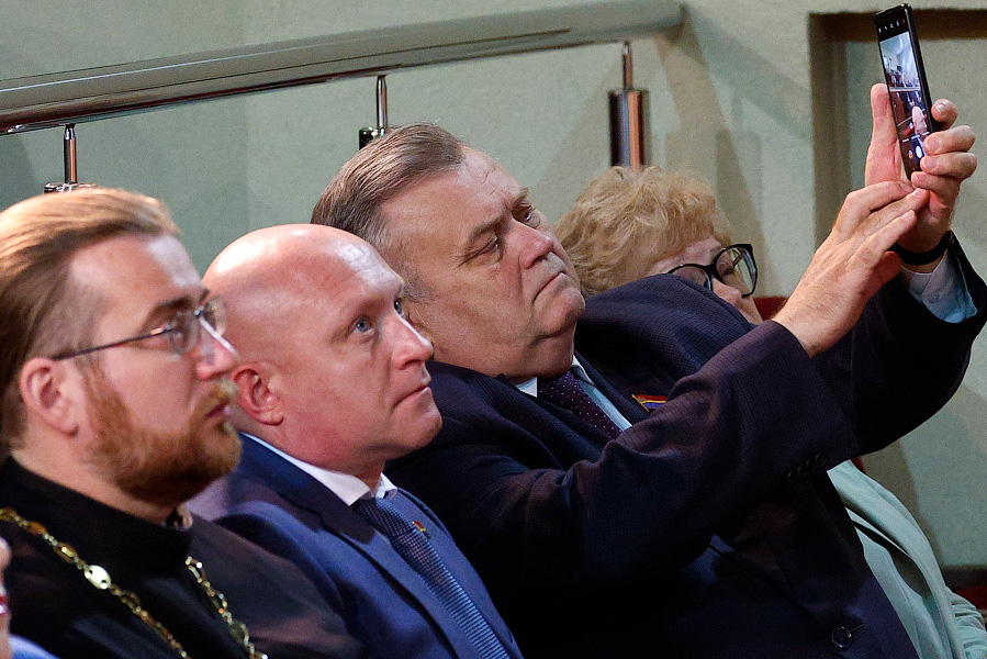 «Гранд-концерт» для солистов с оркестром: как отчитывались главы Калининграда (фото)