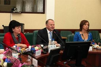 День отца: как губернатор в честь Дня матери с женщинами-общественницами встречался