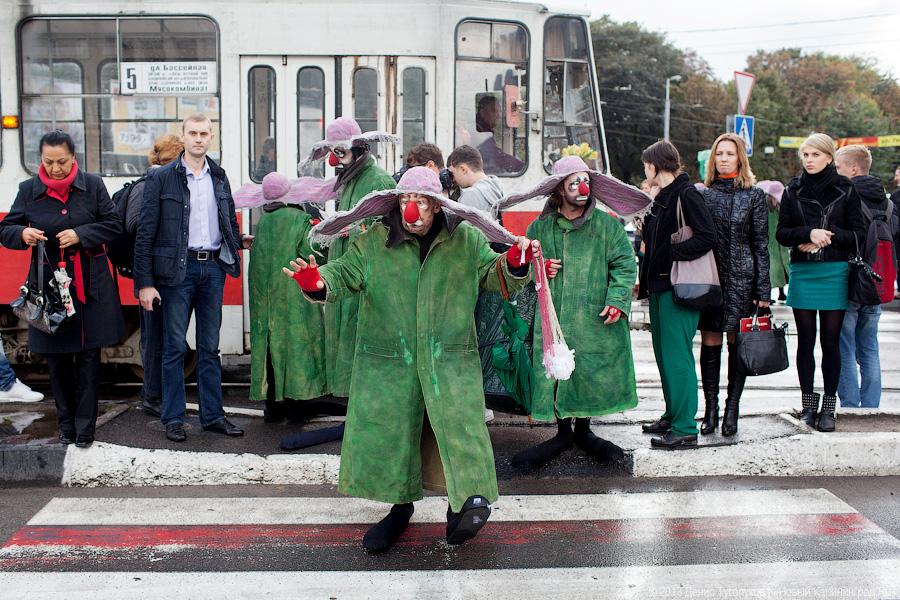 Клоуны на дорогах: участники шоу «сНежная симфония» устроили флэшмоб в Калининграде