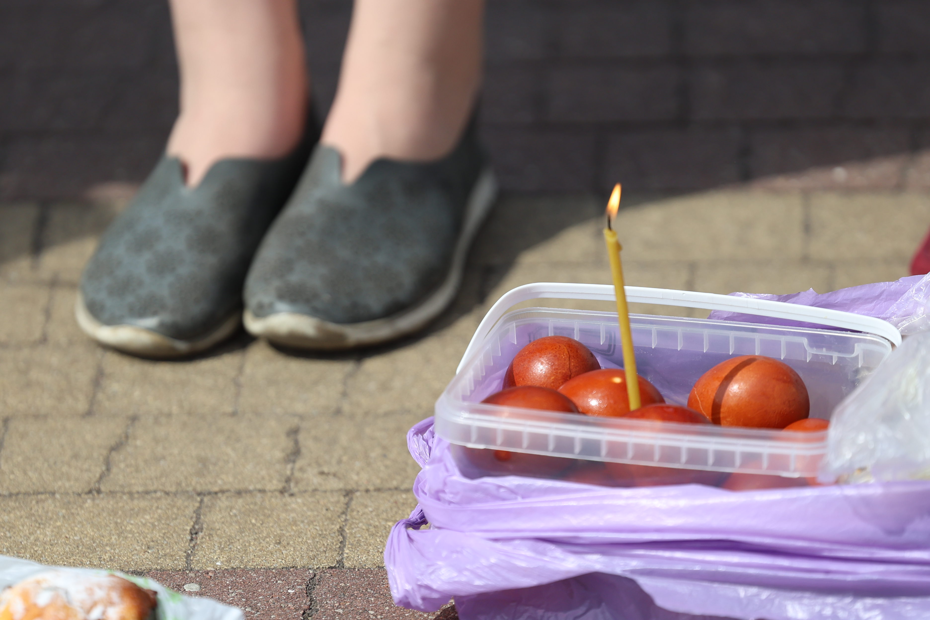 И скорбь, и радость: в калининградских храмах освящают куличи перед Пасхой (фото)