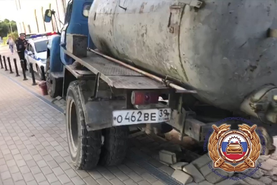 В Черняховске арестован пьяный угонщик без прав, который снес 37 тротуарных столбиков (фото)