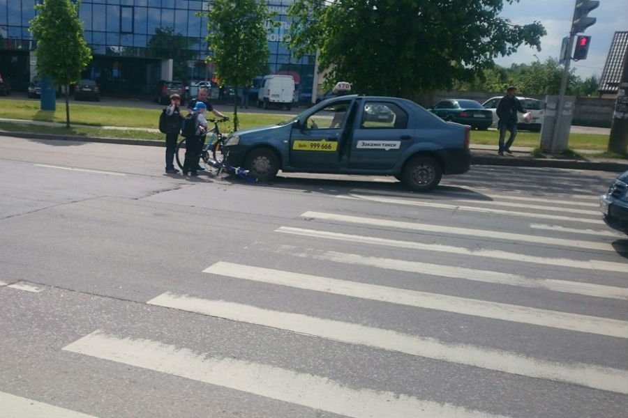 На Московском проспекте таксист сбил ребенка на велосипеде (фото)