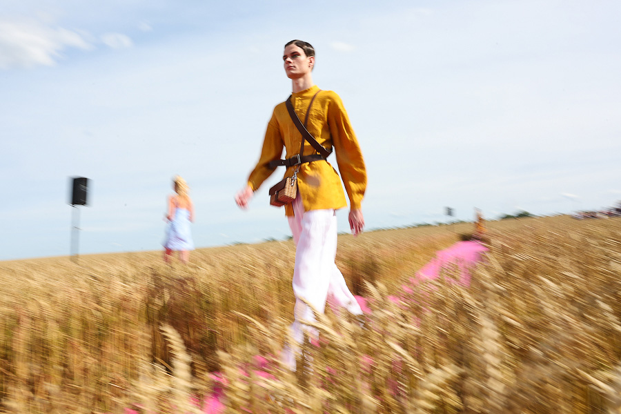 Один в поле — дизайнер: на Дне поля прошёл модный показ в колосьях (фото)