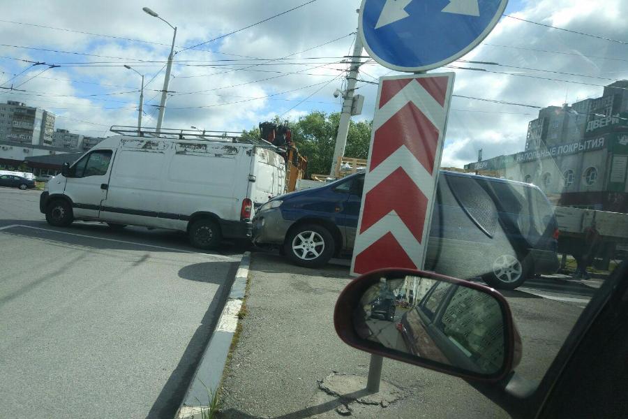 Из-за столкнувшихся автомобилей на кольце Горького — Гайдара образовалась пробка (фото)