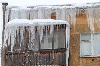 Управляющие компании за праздники сбили сосули с 400 крыш
