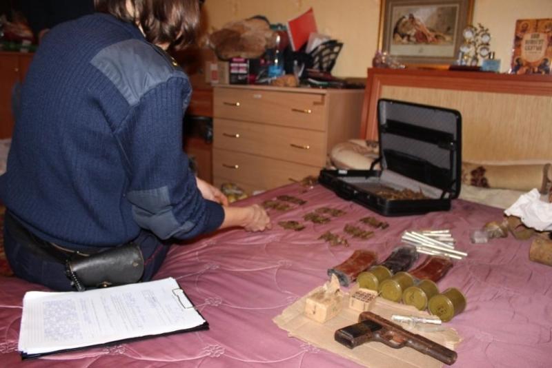 Обидевшись на бывшего мужа, женщина сдала полиции его дипломат с оружием (фото)