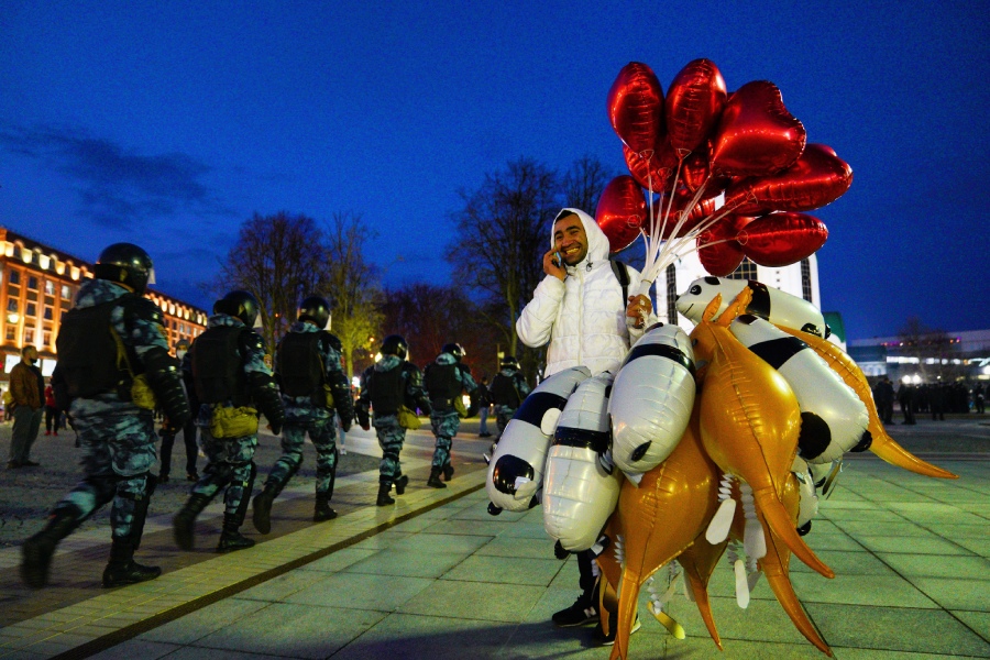 21 апреля: продавец воздушных шаров и «космонавты»