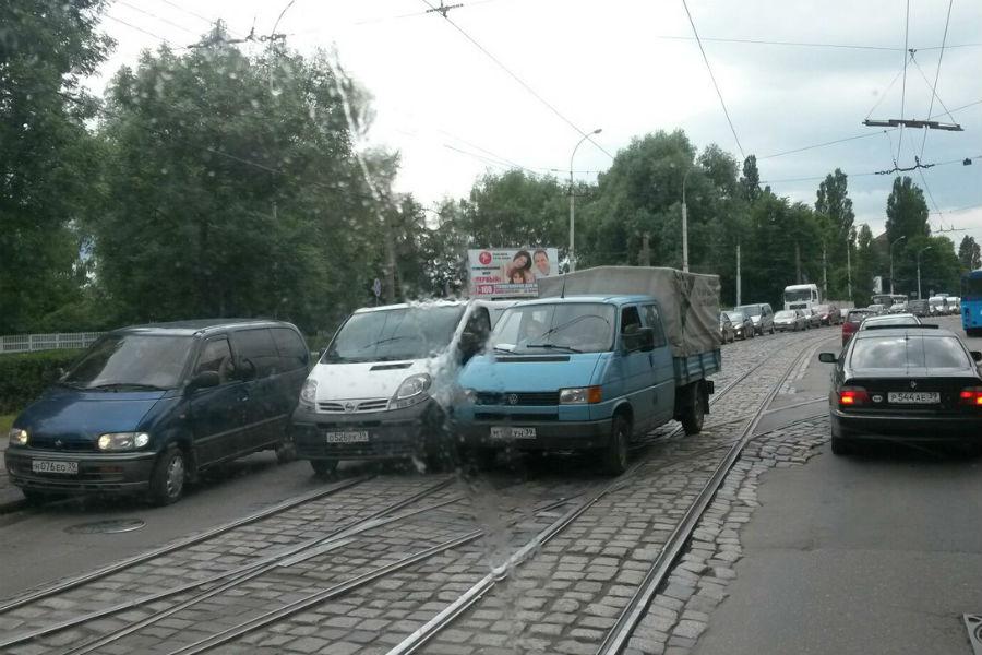 На Киевской два микроавтобуса перегородили трамвайные пути (фото)