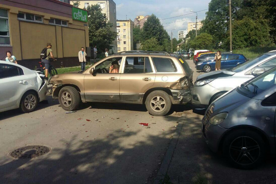 В Калининграде водитель перепутала тормоз и газ и разбила 3 авто на парковке (фото)