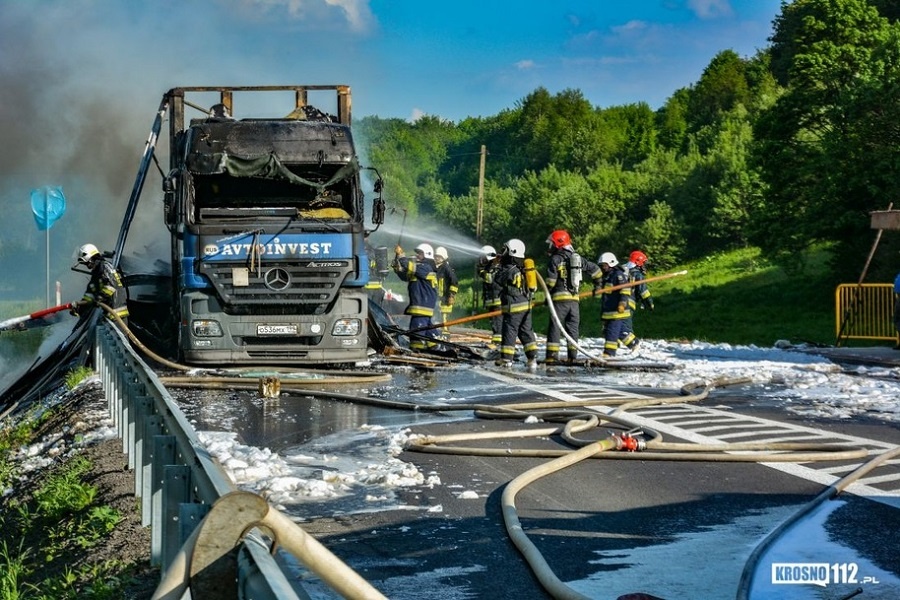 На трассе в Польше сгорела российская фура с мебелью (фото)