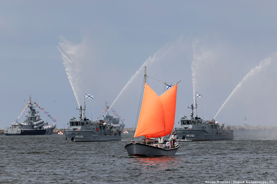 День ВМФ в Балтийске: как прошел парад кораблей Балтфлота (фото)