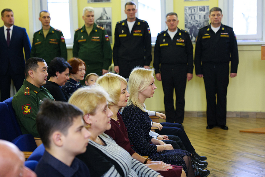 Был учителем, осталось трое детей: вдове контрактника из Гусева вручили золотую звезду (фото)