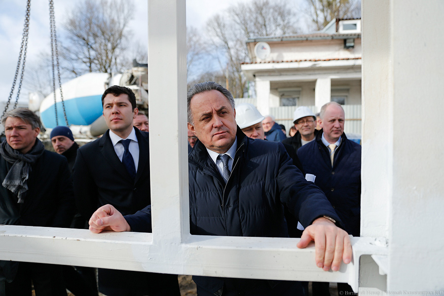 «С пионерским приветом»: как Виталий Мутко на мяче расписался (фото)