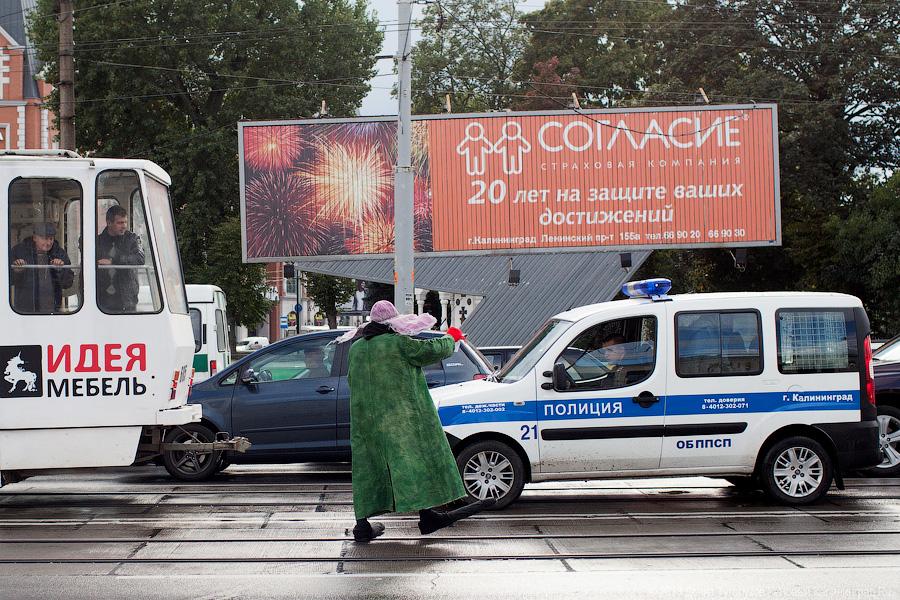 Клоуны на дорогах: участники шоу «сНежная симфония» устроили флэшмоб в Калининграде