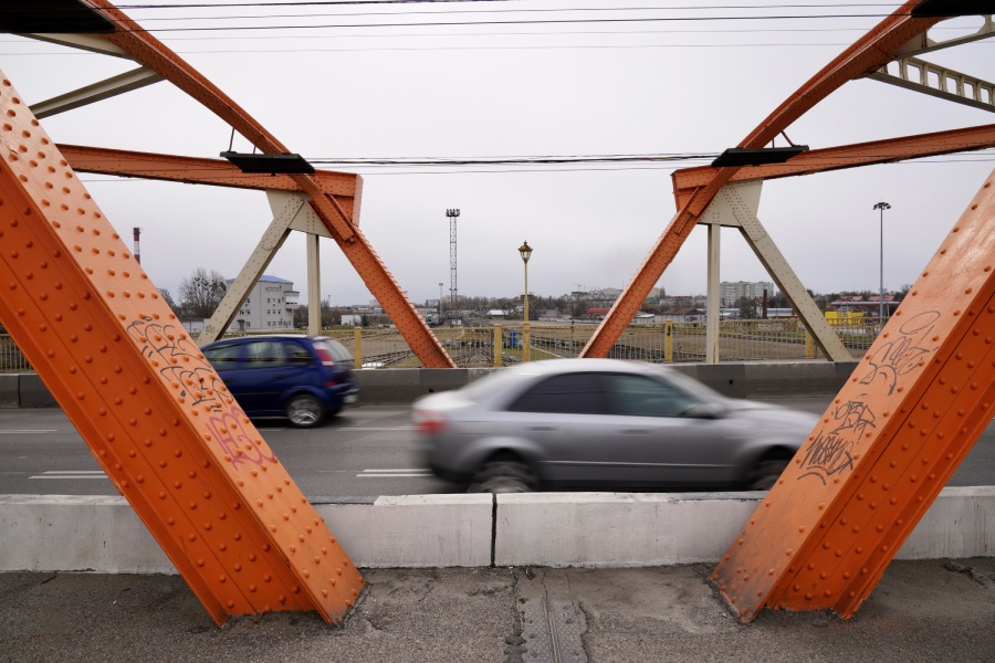 «Надоело „хыдыщкаться“ по стыкам»: на Киевской начался ремонт «оранжевого» моста (фото)