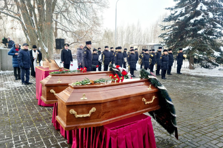 Пять лет ожидания: в Калининградской области похоронили останки двух экипажей советских летчиков (фото)