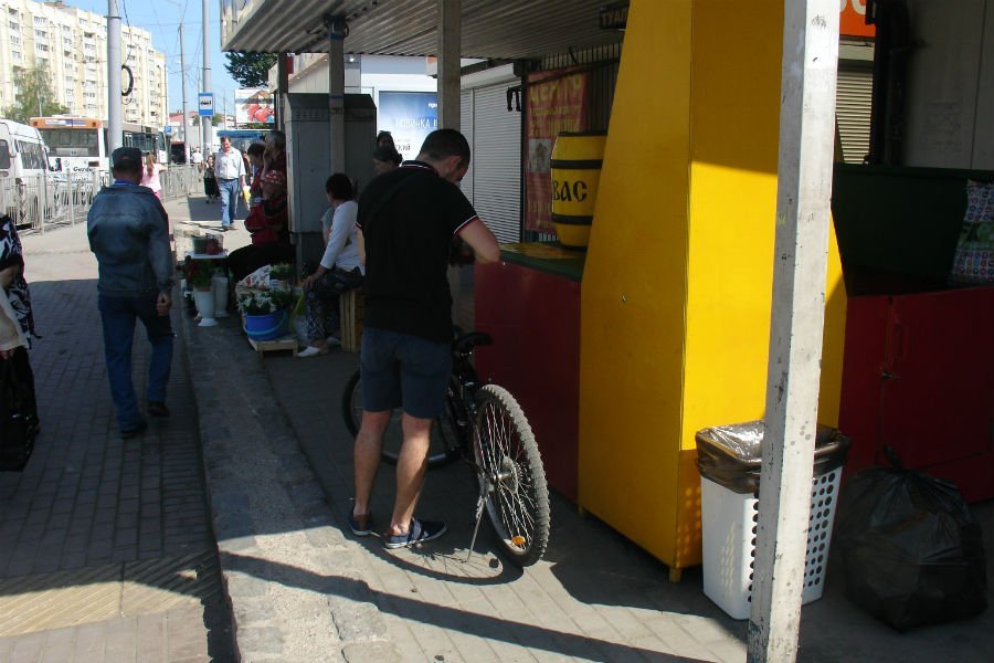 Машина пронеслась в шаге от людей: очевидцы об аварии на 9 Апреля