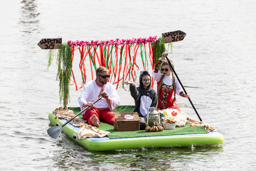 Царевны и богатыри на сапах: как в Калининграде прошёл костюмированный заплыв (фото)