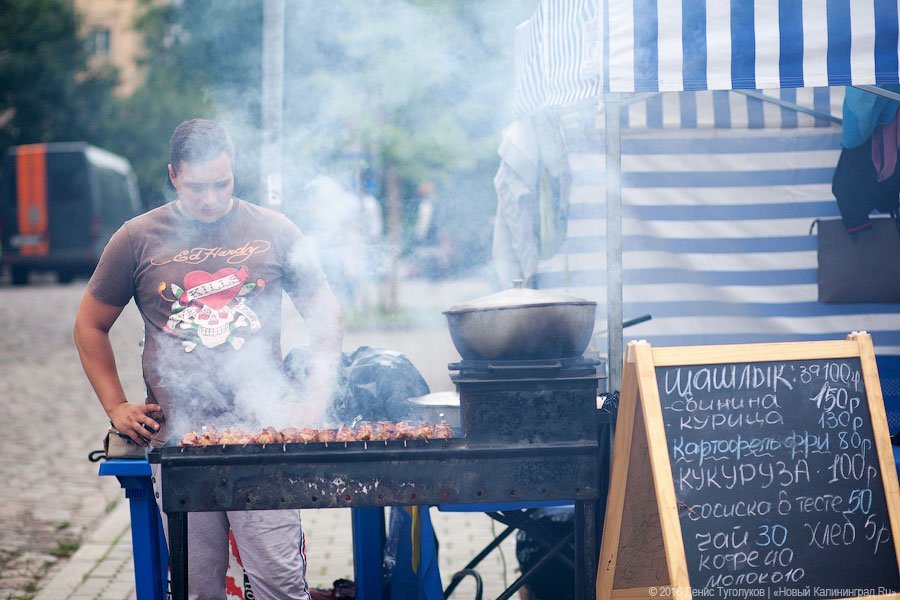 Голодные улицы: чем кормили калининградцев на День города