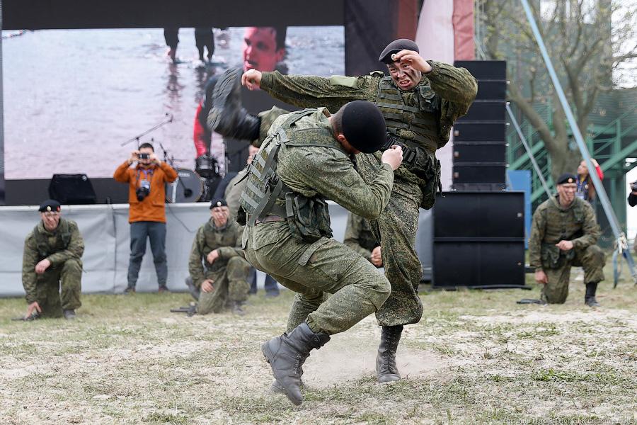 Сквозь песок и грязь за кашей: «Гонка героев» в Калининграде