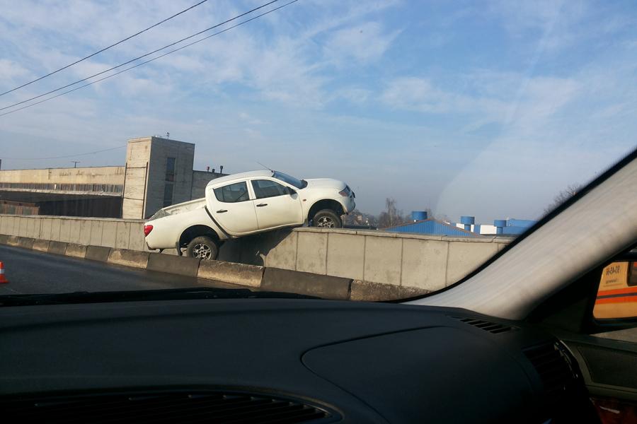 На Невского пикап едва не вылетел с моста, водители винят во всем гололед (фото)