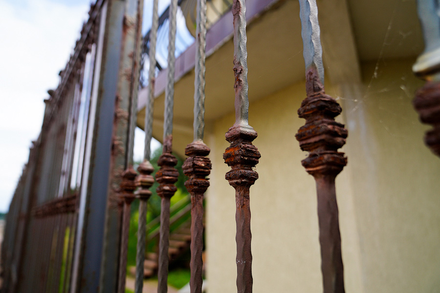 Ржавое настоящее: как выглядит променад рядом с госрезиденцией в Пионерском