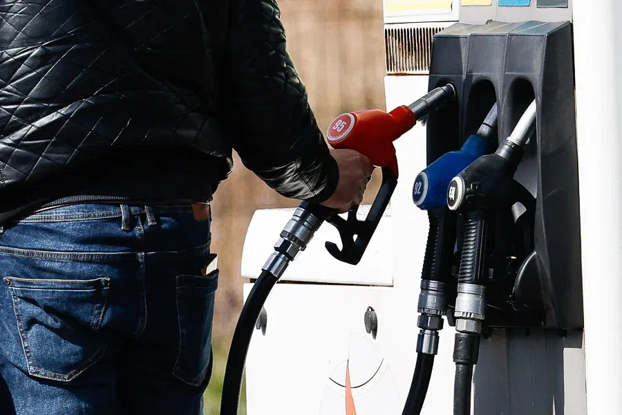 ФАС завела несколько дел из-за завышения розничных цен на заправках в регионах