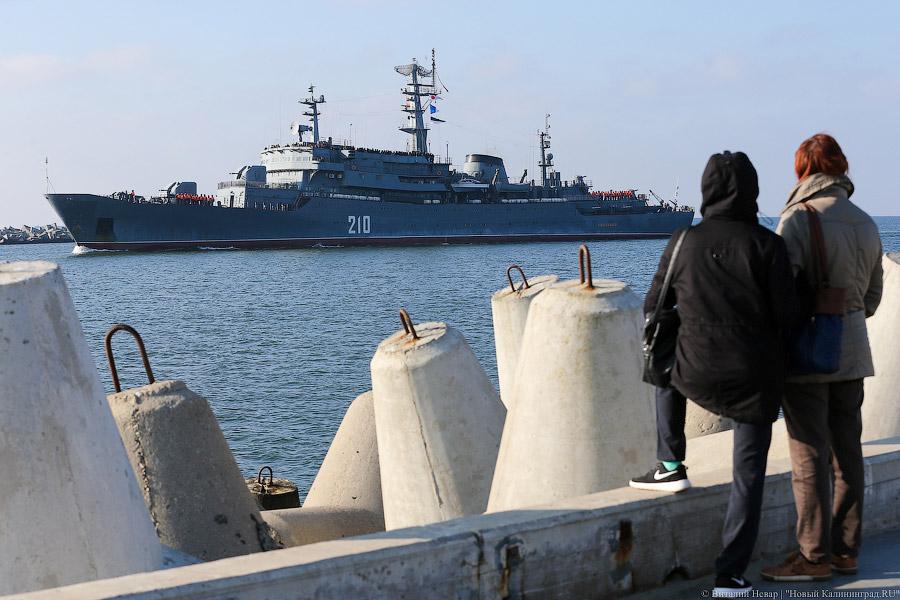 Оркестр и поросенок: в Балтийск из дальнего похода вернулись курсанты БВМИ