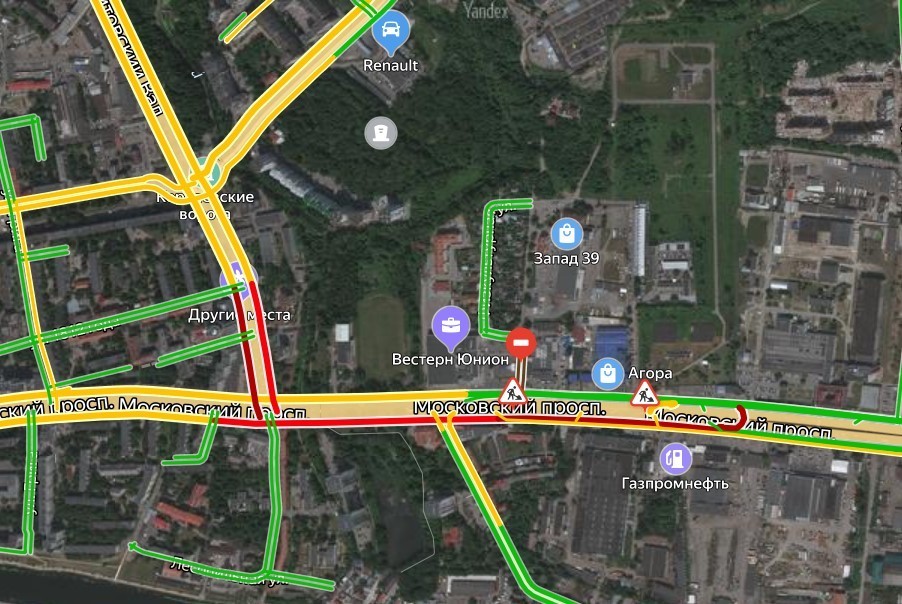 На Московском проспекте перекрыли часть дороги и демонтировали новый асфальт 