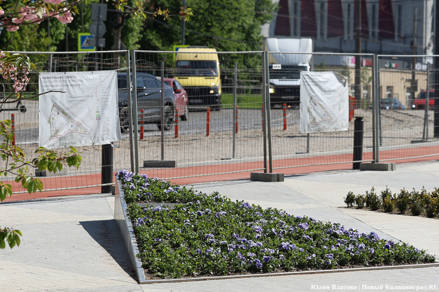 На площади у Дома искусств завершается благоустройство. Вот как она выглядит (фото)