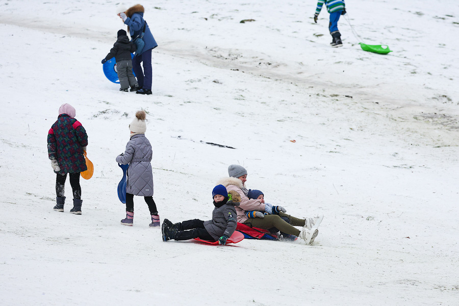 Полет на санках: как в Центральном парке Калининграда с горки катаются (фото)