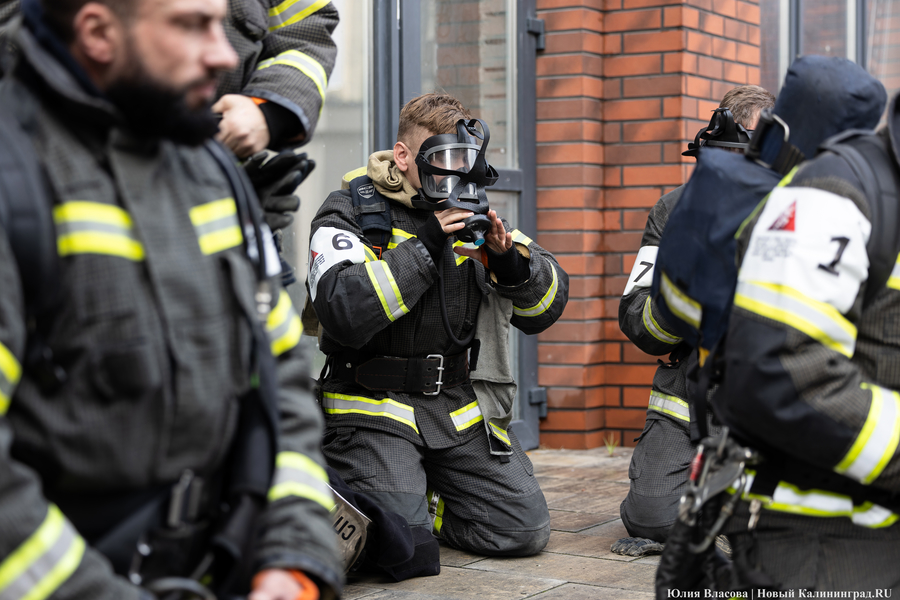 За три минуты на 25-й этаж: у пожарных прошли соревнование по скоростному подъёму (фото)