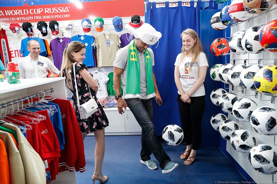 Шапка-ушанка в подарок и селфи с Забивакой: бразилец Кафу прилетел в Калининград