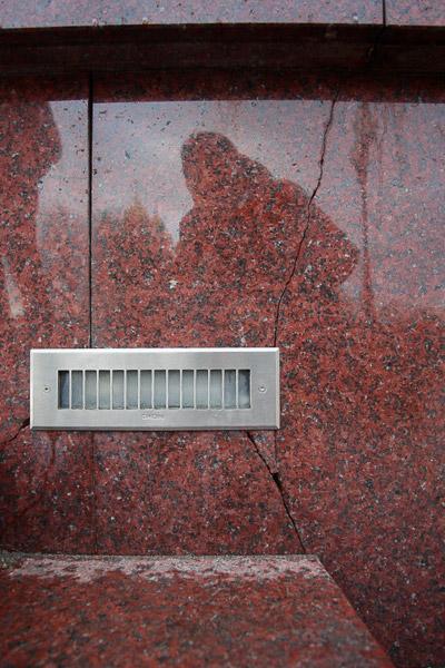 Победа и триумф: отчего на площади Победы появляются трещины и солевые отложения