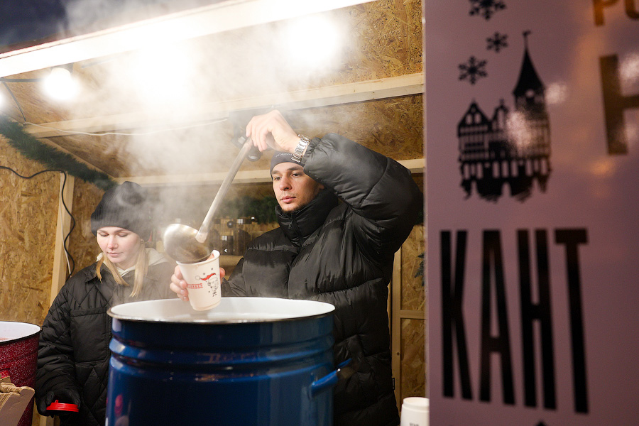 Гастрономическая шаурма и другие: на острове Канта открылась новогодняя ярмарка (фото)