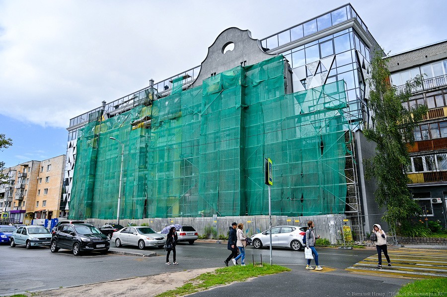 Стекло и треугольники: как выглядит фасад реставрируемой «Кройц-аптеки»