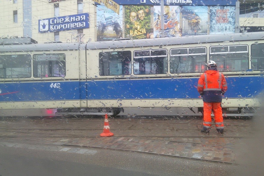Очевидцы: у ТРЦ «Плаза» трамвай сошел с рельс (фото)