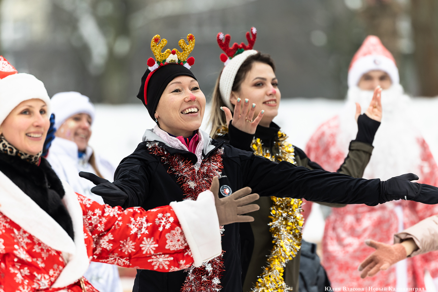 Цвет настроения — красный: на острове Канта прошёл благотворительный забег Дедов Морозов