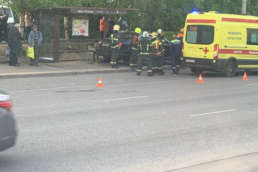 В Калининграде на улице Гагарина «Мерседес» протаранил автобусную остановку (фото)