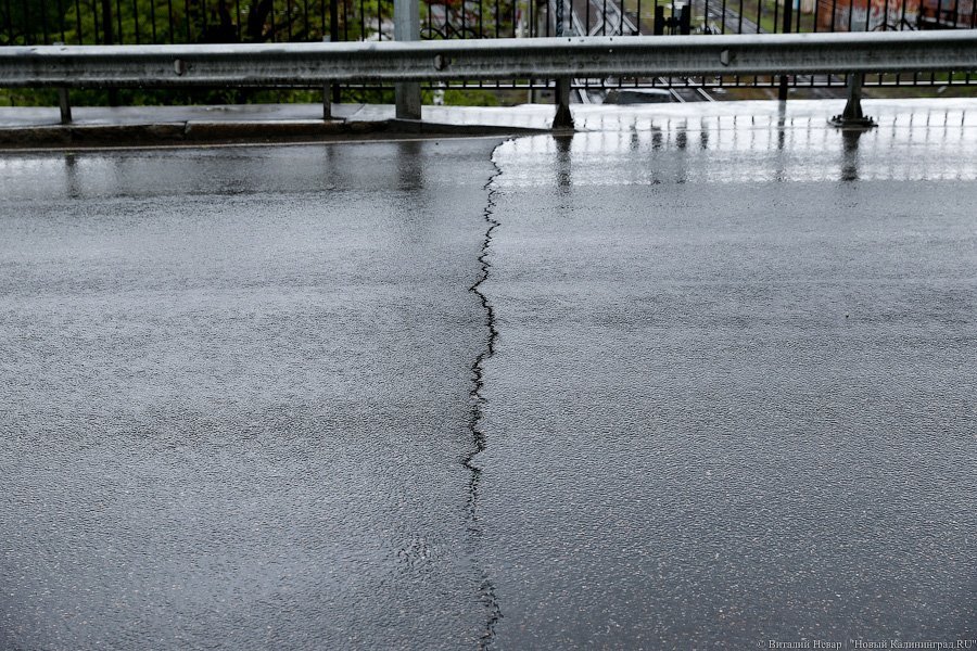 Трещит по швам: что происходит с мостом на Аллее Смелых (фото)