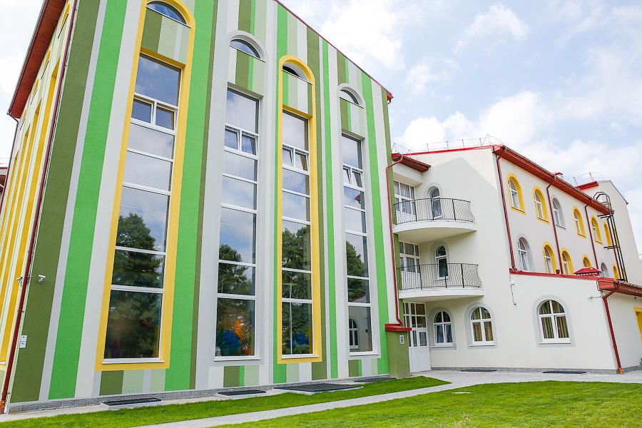 «С небольшим опозданием»: в пос. им. А. Космодемьянского открылся новый детский сад 