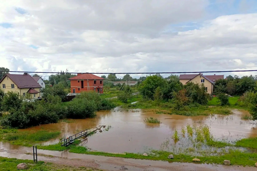 «Плывём»: Яблоневку под Гурьевском затопило после обильных дождей