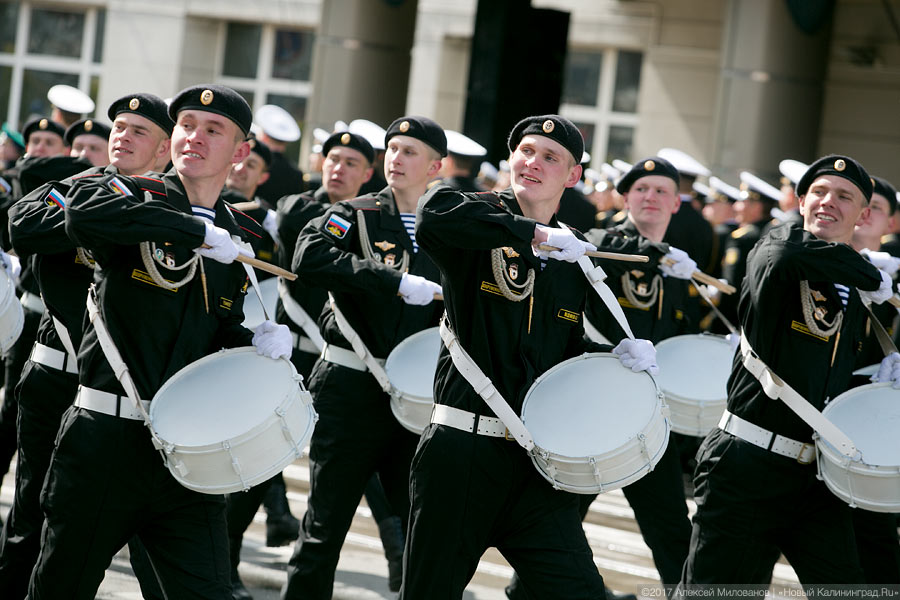 «Гвоздики», «Град» и снег: в Калининграде прошел Парад Победы