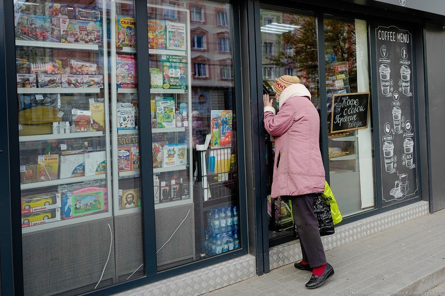 В масках и на дистанции: в Калининграде открылись торговые центры и парикмахерские